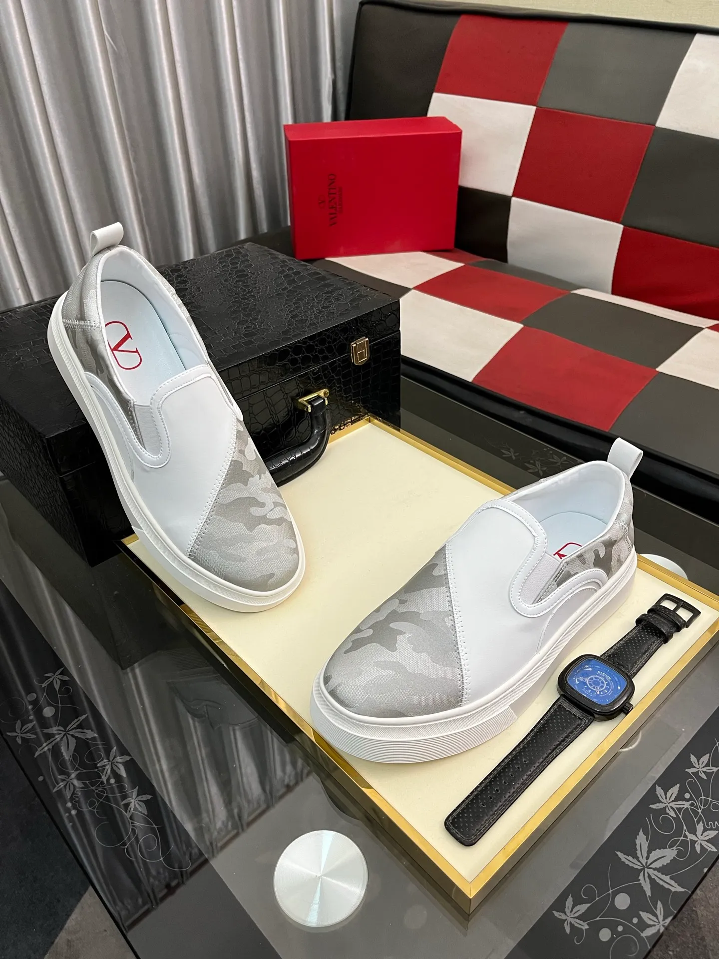 Men's shoes 💰420⌚️⌚️ VALENTINO Valentino's 2024 SS spring and summer new hot casual sports shoes, imported elastic fabric upper ➕The heel is Warren's exclusive rivet shape. The whole is very representative, the combination outsole is really easy to wear and very comfortable on the foot~, classic, comfortable and versatile! Size: 38-443️⃣Colors available
